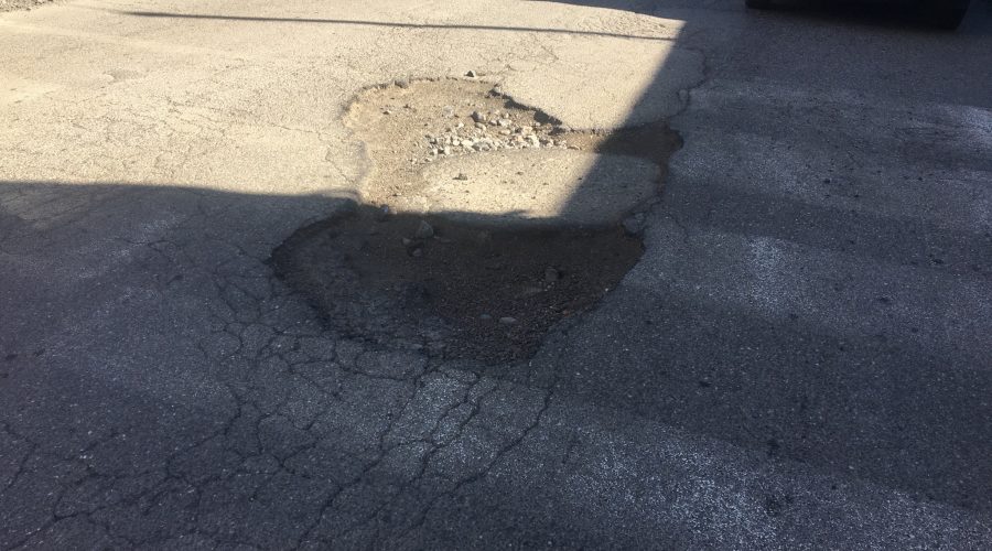 Giarre, strade rattoppate da una sola squadra. Impresa titanica di soli due operai