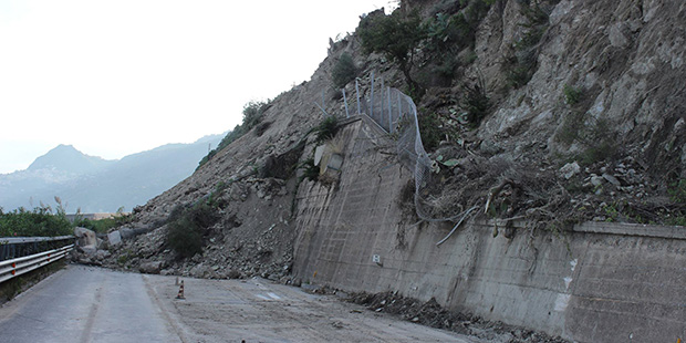 Frana sull’A18: eseguite 3 misure cautelari nei confronti di due dirigenti del CAS e di un imprenditore di Letojanni