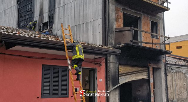 Randazzo, paura in via Fallico per un incendio FOTO