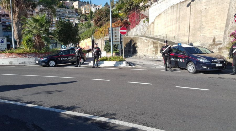 Taormina, cercano di evitare un controllo dei carabinieri: inseguiti fino a Giarre e arrestati in tre