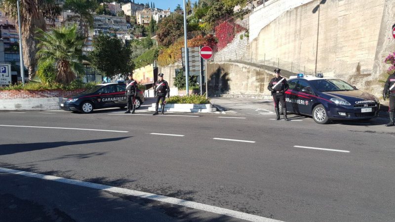 Taormina, cercano di evitare un controllo dei carabinieri: inseguiti fino a Giarre e arrestati in tre