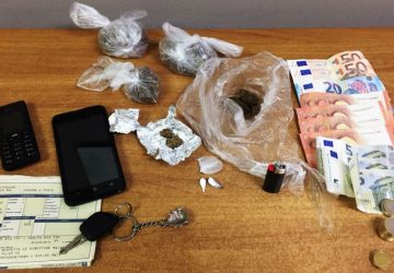 Droga nascosta in auto. Pusher arrestato a Biancavilla