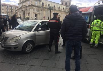 Giarre, incidente in piazza Duomo con potente collisione: un ferito
