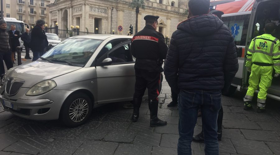 Giarre, incidente in piazza Duomo con potente collisione: un ferito