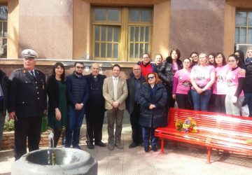 Una panchina rossa contro le violenze alle donne nella villetta comunale di Mascali