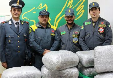 Riposto: &ldquo;pescati&rdquo; a mare, nello specchio d&rsquo;acqua di Torre Archirafi, 43 kg di marijuana