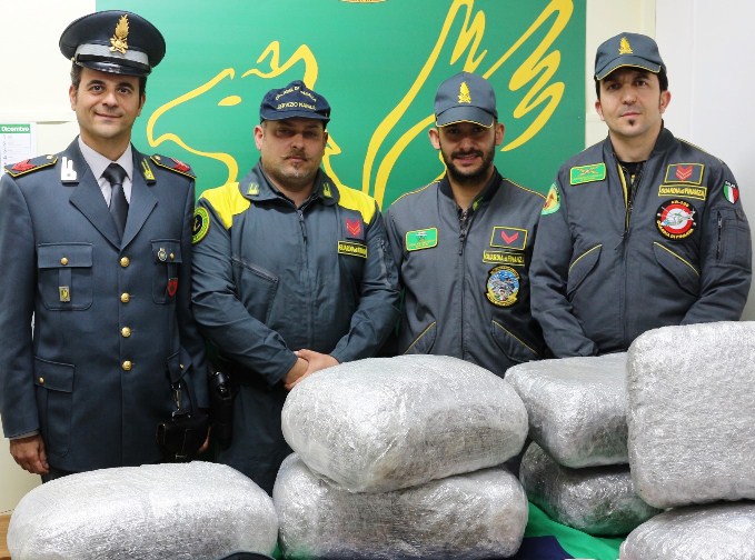 Riposto: “pescati” a mare, nello specchio d’acqua di Torre Archirafi, 43 kg di marijuana