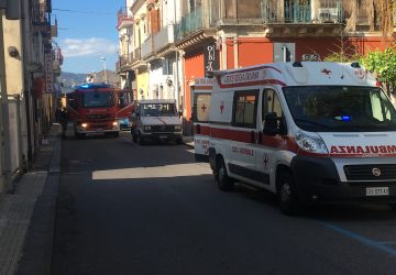 Giarre, 85enne rimane incastrato con la gamba mentre effettua manovra con la propria auto: intervento dei vigili del fuoco e 118