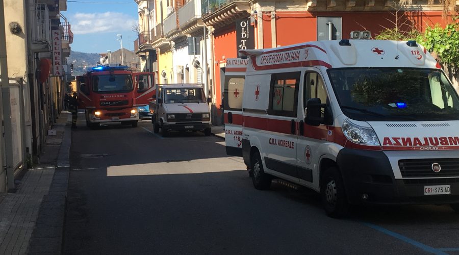 Giarre, 85enne rimane incastrato con la gamba mentre effettua manovra con la propria auto: intervento dei vigili del fuoco e 118