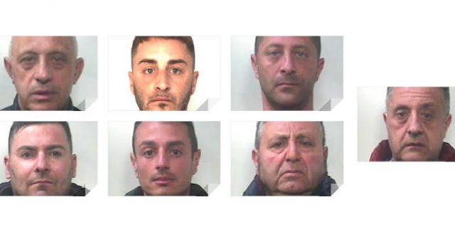 Operazione dei carabinieri: arrestati in 7 per estorsione. Sotto scacco le farmacie di Mascalucia FOTO