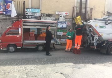 Giarre, blitz contro gli ambulanti di Trepunti e viale Libert&agrave;. Sequestri e merce al macero