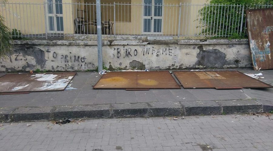 Giarre, piazza San Camillo avvolta nel degrado
