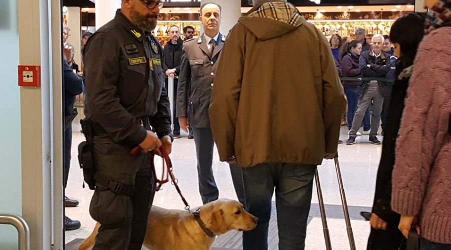 Catania, controlli serrati antidroga della Gdf in aeroporto