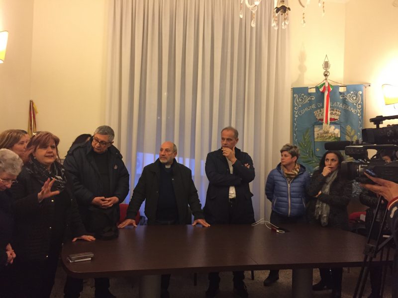 Calatabiano, istituzioni e cittadini uniti contro la chiusura dell’istituto Sacro Cuore