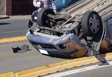 Catania, incidente in via Passo Gravina: auto cappotta