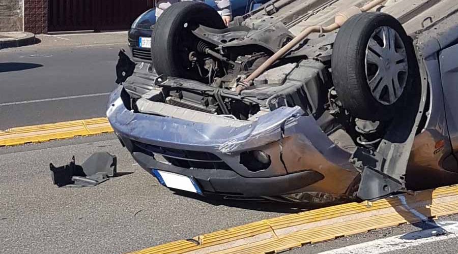Catania, incidente in via Passo Gravina: auto cappotta
