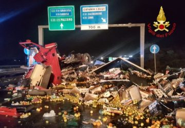 Tangenziale di Catania, si ribalta autocarro carico di frutta. Intervengono i Vigili del fuoco: tratto di strada chiuso al traffico VIDEO