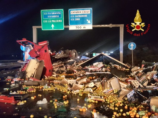 Tangenziale di Catania, si ribalta autocarro carico di frutta. Intervengono i Vigili del fuoco: tratto di strada chiuso al traffico VIDEO