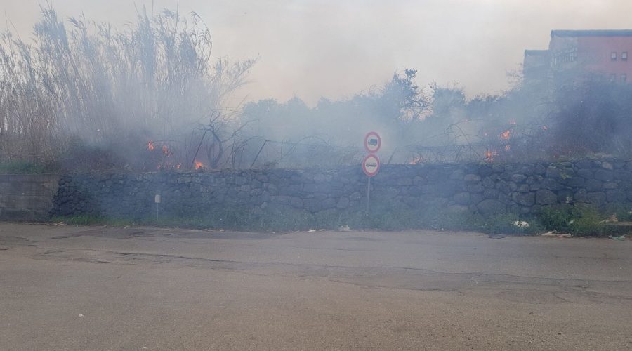 Riposto, vasto incendio in via Mario Carbonaro. Intervento dei Vigili del fuoco