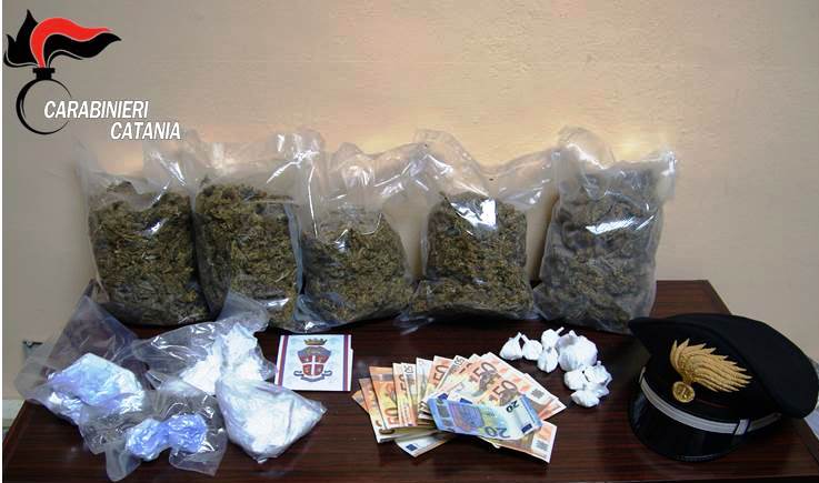 Catania, beccato con 2 kg di marijuana e mezzo kg di cocaina: insospettabile in manette