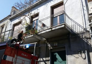 Giarre, anziana donna cade in casa. Intervento dei vigili del fuoco