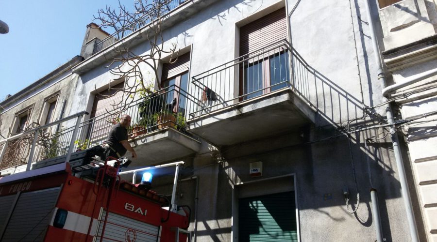 Giarre, anziana donna cade in casa. Intervento dei vigili del fuoco