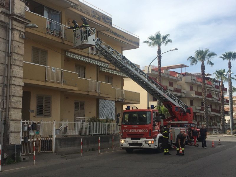 Mascali, cadono calcinacci da uno stabile di via Spiaggia. Un condomino colpito in testa &egrave; rimasto ferito VIDEO