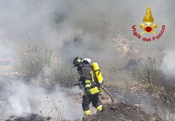 Calatabiano, vasto incendio nella zona di via Bandiera. Case minacciate dal fuoco