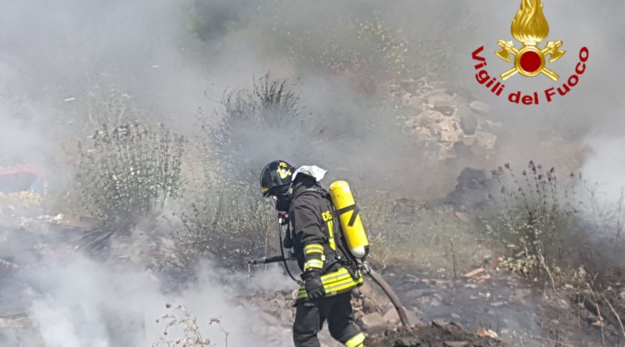 Calatabiano, vasto incendio nella zona di via Bandiera. Case minacciate dal fuoco