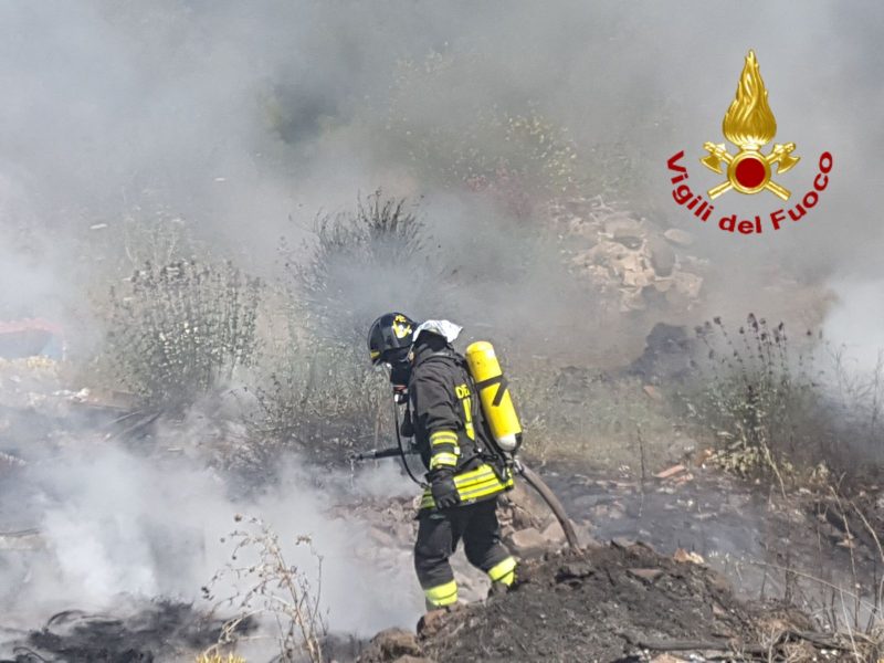 Calatabiano, vasto incendio nella zona di via Bandiera. Case minacciate dal fuoco