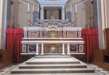 S.Alfio, si illuminano gli altari della chiesa