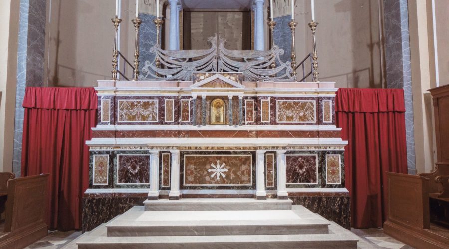S.Alfio, si illuminano gli altari della chiesa