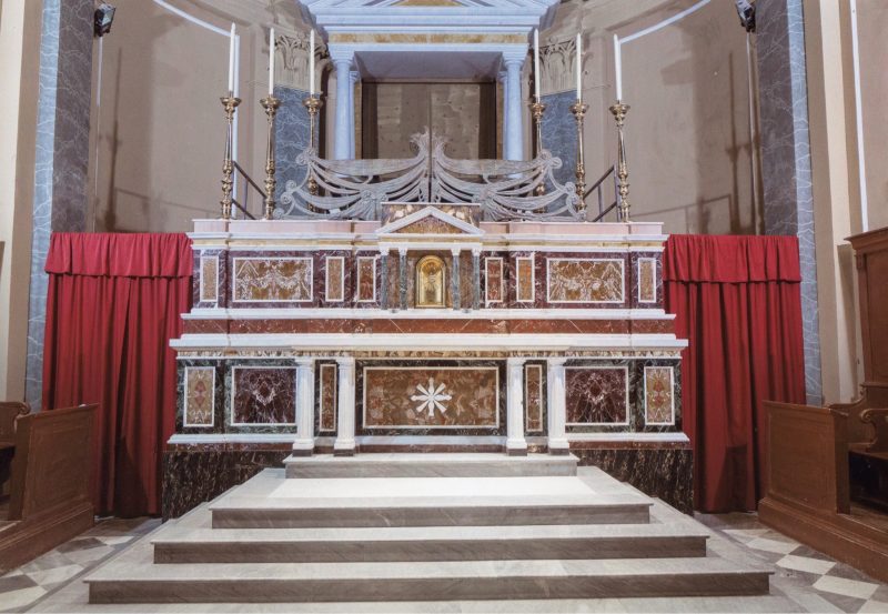 S.Alfio, si illuminano gli altari della chiesa