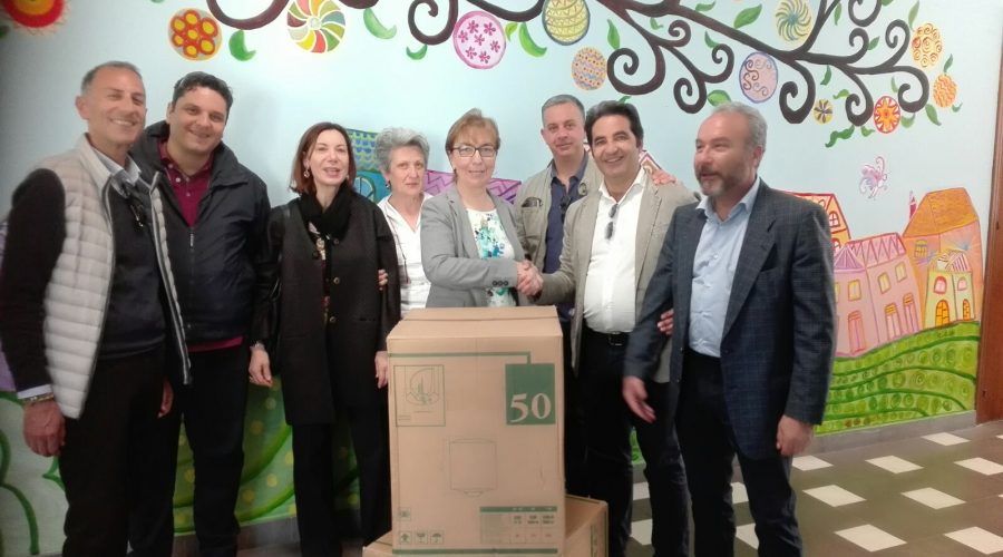 Giarre, promessa mantenuta: la Polizia consegna gli scaldabagni al plesso di Carrubba. E il Comune “incassa” l’umiliazione