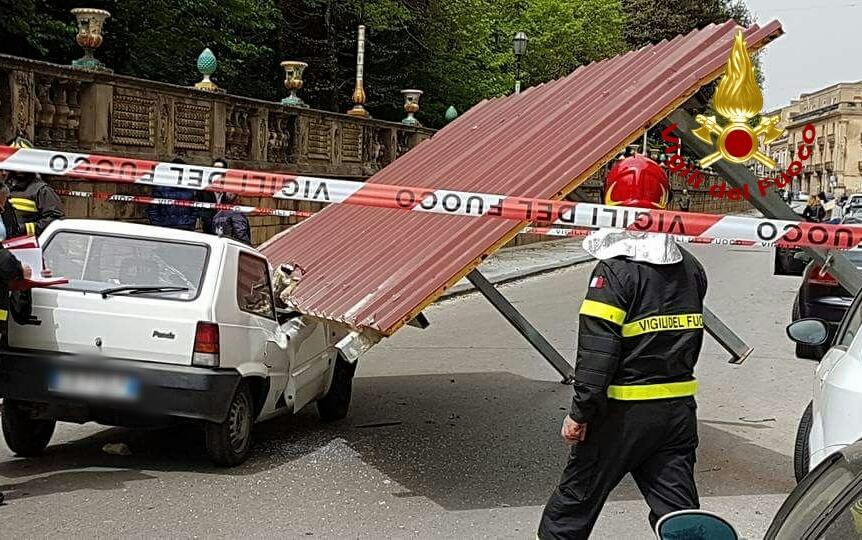 Forte vento in provincia di Catania: molteplici interventi dei vigili del fuoco. Un ferito a Caltagirone