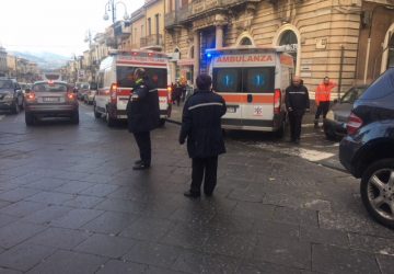 Giarre, tensione alle stelle in pieno centro. Paziente rifiuta Tso e fugge. Inseguimento in via Callipoli