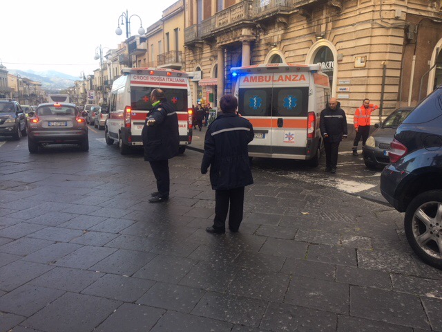 Giarre, tensione alle stelle in pieno centro. Paziente rifiuta Tso e fugge. Inseguimento in via Callipoli