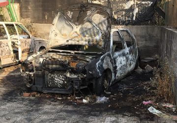 Giarre, ignobile atto vandalico: a fuoco l'auto dismessa del parroco di San Camillo VIDEO