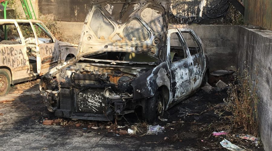 Giarre, ignobile atto vandalico: a fuoco l’auto dismessa del parroco di San Camillo VIDEO