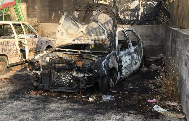 Giarre, ignobile atto vandalico: a fuoco l’auto dismessa del parroco di San Camillo VIDEO