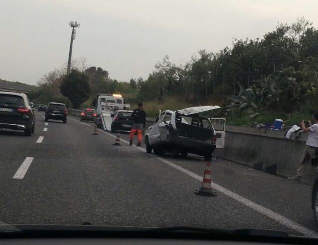 Acireale, incidente sulla A18 coinvolte due auto. Nessun ferito