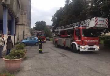 Giarre, pericolo per i calcinacci cadenti. Intervento dei Vigili del fuoco nella Media Montalcini  VIDEO