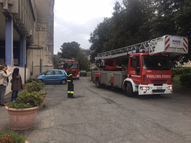 Giarre, pericolo per i calcinacci cadenti. Intervento dei Vigili del fuoco nella Media Montalcini  VIDEO