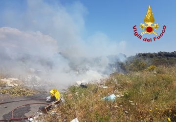 Misterbianco, vasto incendio a Lineri, in fiamme due ettari di terreno