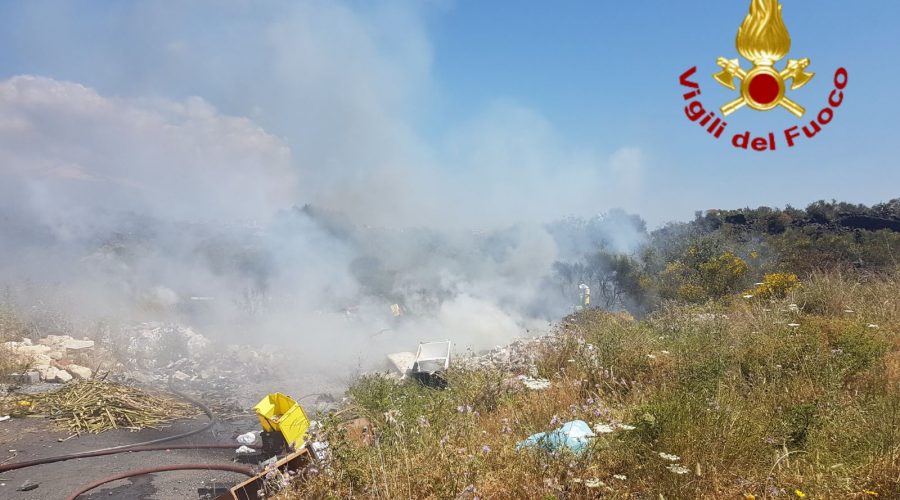Misterbianco, vasto incendio a Lineri, in fiamme due ettari di terreno