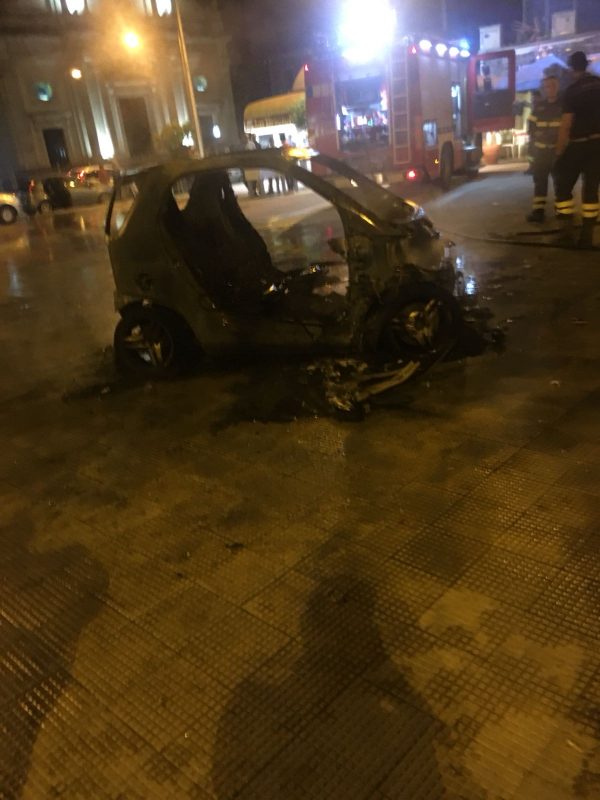 Trepunti, a fuoco una Smart sulla piazza: probabile corto circuito