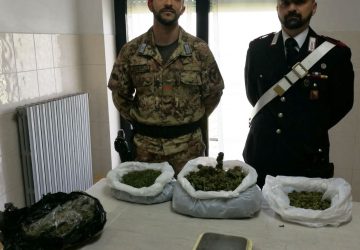 Maniace, beccato in casa con 1,6 kg di marijuana. Arrestato