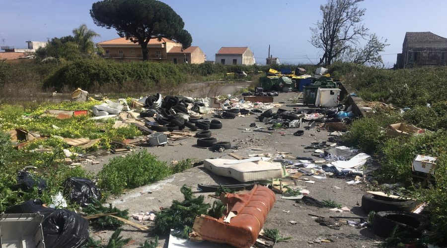 Trepunti, benvenuti nel regno del degrado. Tra incompiute e rifiuti