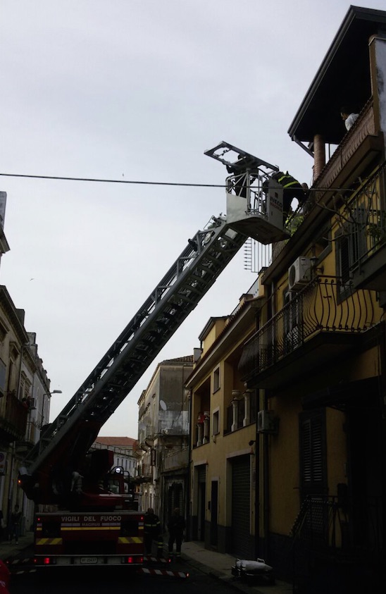 Giarre, donna cade mentre si trova in mansarda. Intervento dei Vigili del fuoco, Polizia locale e del 118