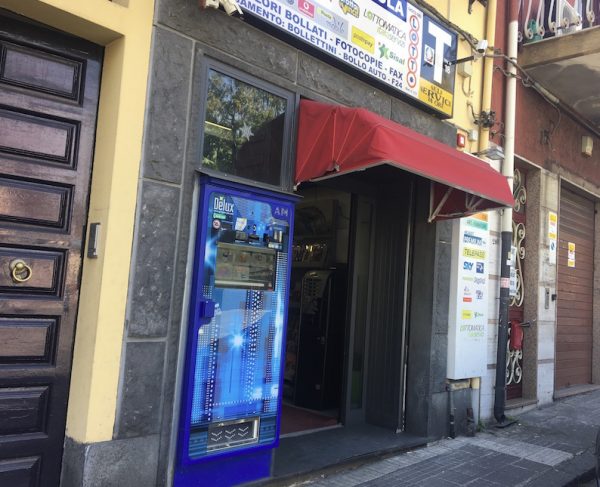 Giarre, fallisce la rapina nel tabacchi dove sono stati vinti 100 mila euro